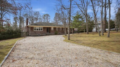 3 Robins Nest Ln in Hampton Bays, NY - Building Photo - Building Photo
