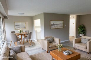 College Manor Mainstreet Apartments in Chilliwack, BC - Building Photo