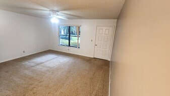 911 SW South River Dr, Unit 104 in Stuart, FL - Building Photo