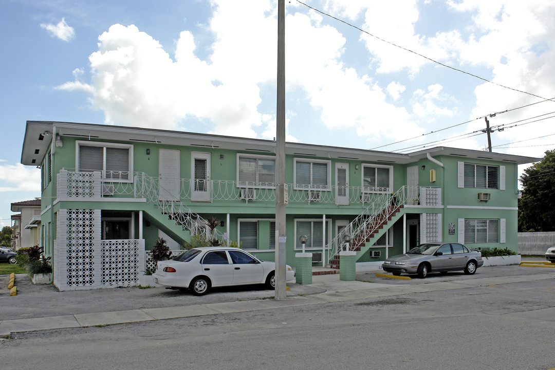 4490 W Flagler St in Miami, FL - Foto de edificio