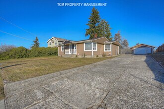 8437 S M St in Tacoma, WA - Foto de edificio - Building Photo