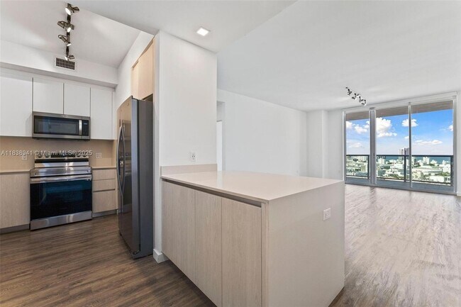 1500 Bay Rd in Miami Beach, FL - Building Photo - Building Photo