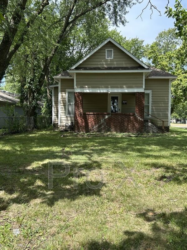 property at 302 S Elm St