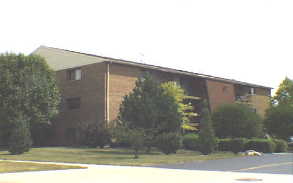 Whispering Trail Apartments in Naperville, IL - Building Photo - Building Photo