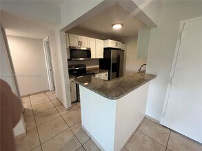 10393 N Kendall Dr-Unit -U6 in Miami, FL - Building Photo - Building Photo