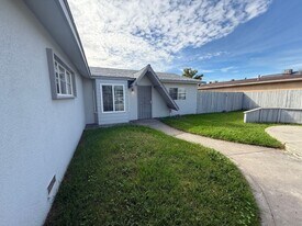 135 E Stuart Ave in Fresno, CA - Building Photo