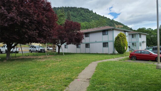 200 NE Rhine Village Dr in White Salmon, WA - Building Photo - Building Photo