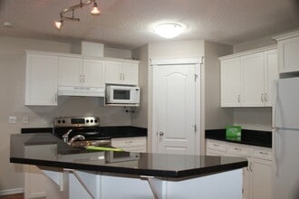 2510 Rabbit Hill Rd NW in Edmonton, AB - Building Photo - Building Photo