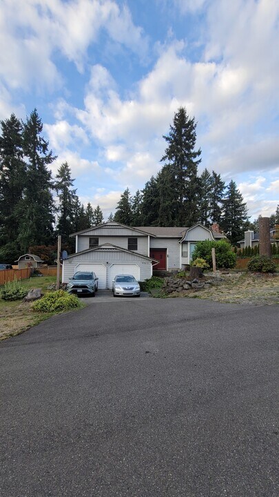 9905 157th St E in Puyallup, WA - Building Photo