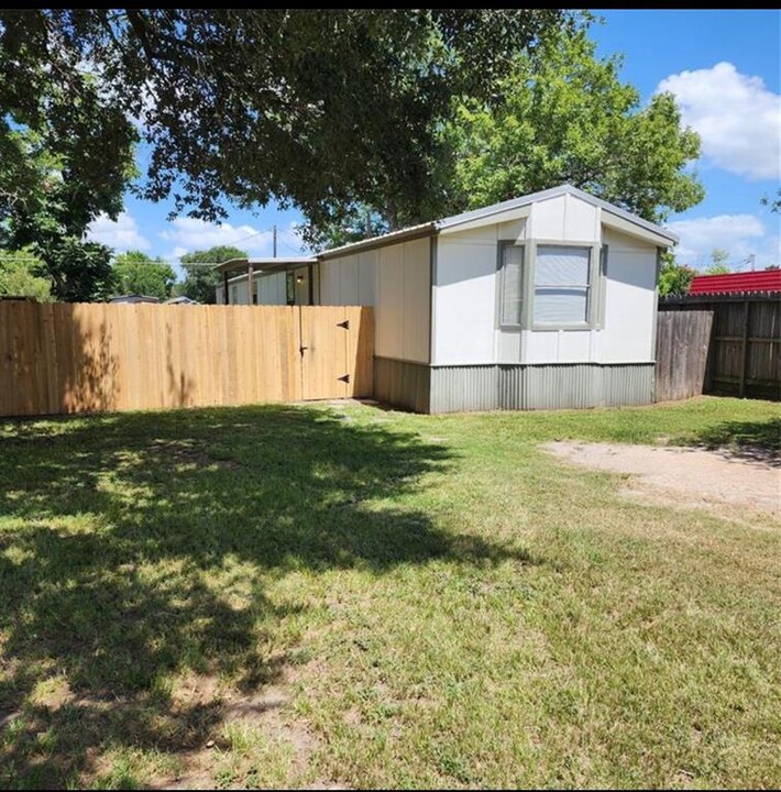 420 10th St in Hempstead, TX - Building Photo