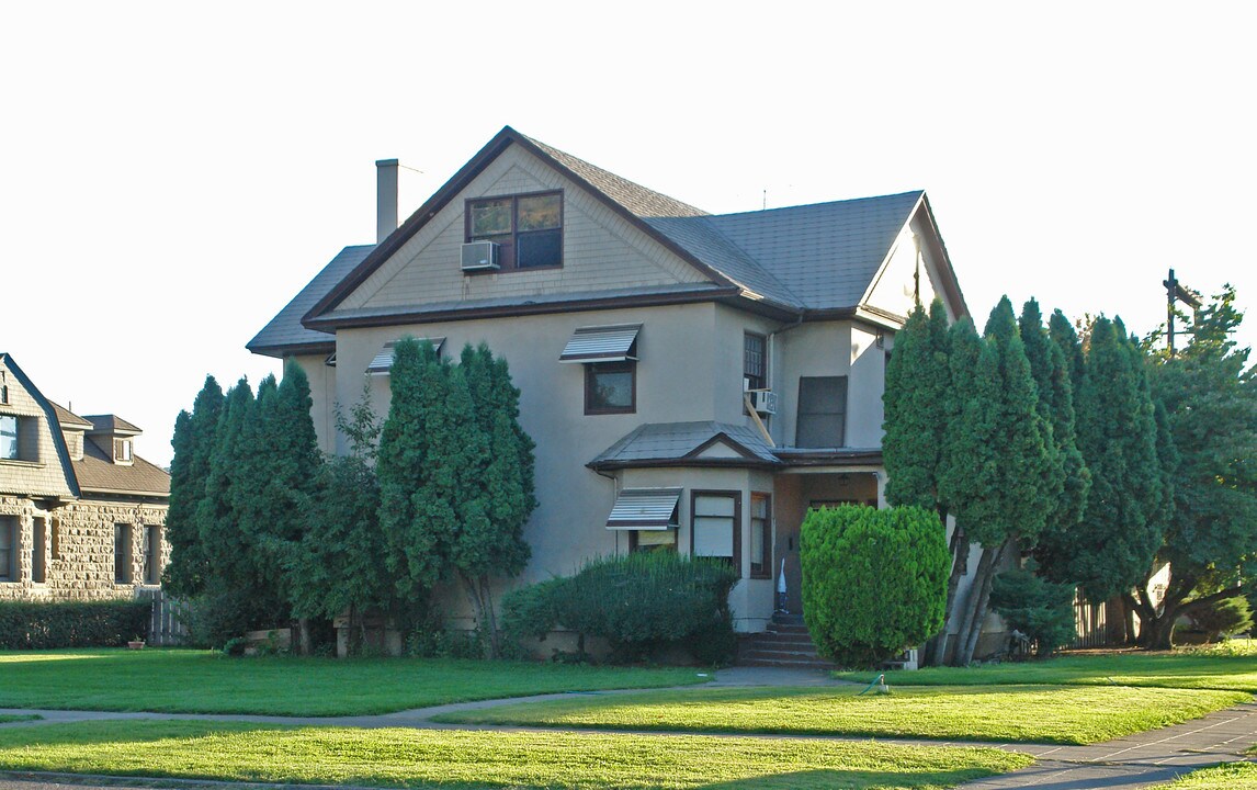 230 N 2nd St in Yakima, WA - Foto de edificio