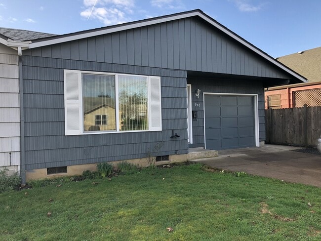 987 L St in Springfield, OR - Building Photo - Building Photo