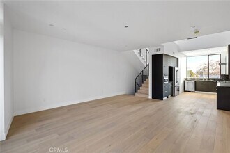 528 Flores St, Unit 103 in West Hollywood, CA - Building Photo - Building Photo