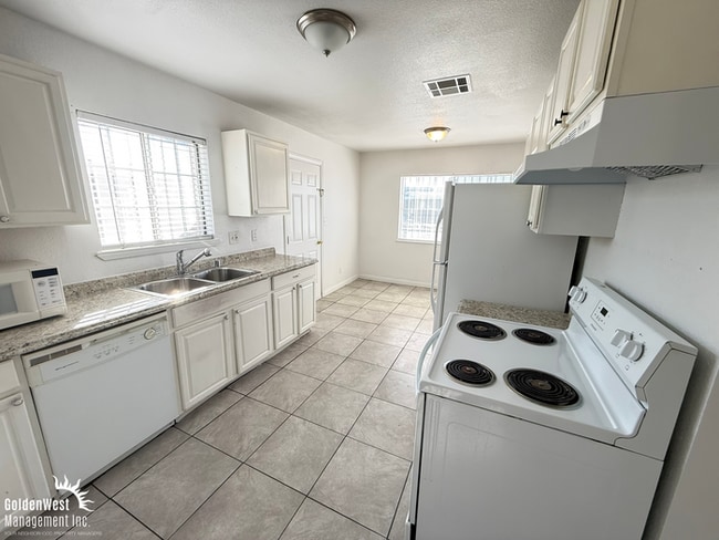 400 Duchess Ave in North Las Vegas, NV - Building Photo - Building Photo