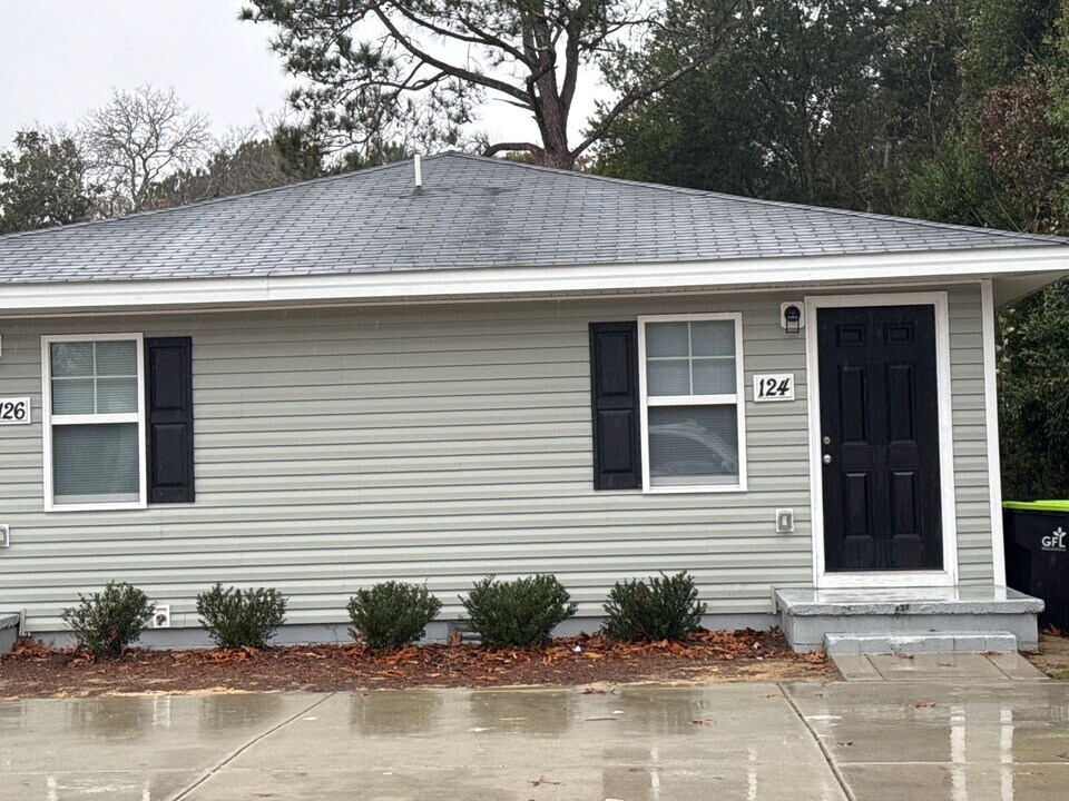 124-126 S 5th St in Spring Lake, NC - Foto de edificio