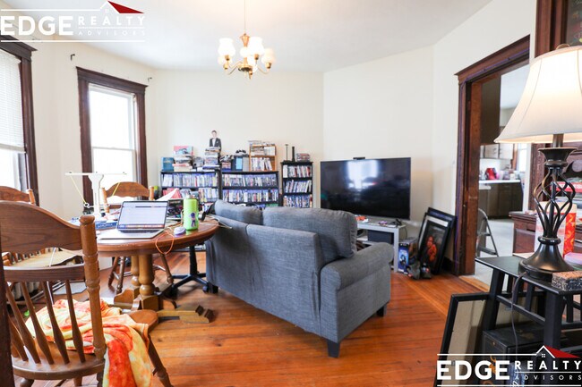65 Hobart St, Unit 1 in Boston, MA - Foto de edificio - Building Photo