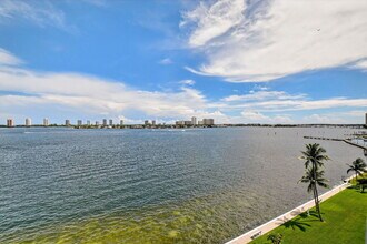 301 Lake Shore Dr, Unit 801 in Lake Park, FL - Foto de edificio - Building Photo