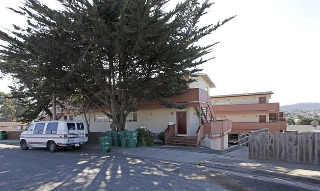 1270 Circle Ave in Seaside, CA - Foto de edificio - Building Photo