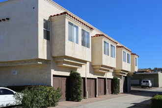 University Gateway Apartments in San Diego, CA - Building Photo - Building Photo