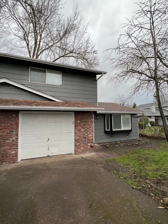 212 S 41st St in Springfield, OR - Foto de edificio