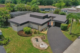5708 Mulberry Dr in Tamarac, FL - Building Photo - Building Photo