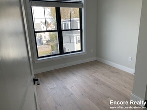 158 Everett St, Unit 203 in Boston, MA - Building Photo - Building Photo