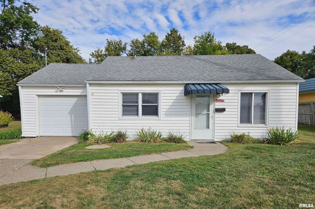 3906 Archer Dr in East Moline, IL - Building Photo