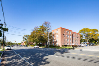 Country Club Manor in Freeport, NY - Building Photo - Building Photo