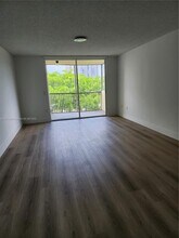 8343 Lake Dr in Doral, FL - Building Photo - Building Photo