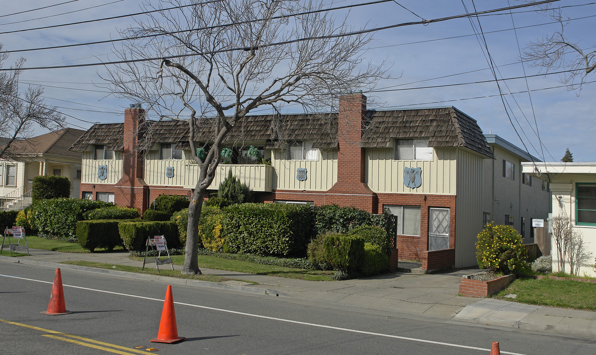 1175 Broadway in Alameda, CA - Building Photo