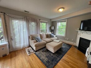 302 W 3rd St, Unit 3 in Boston, MA - Building Photo - Building Photo
