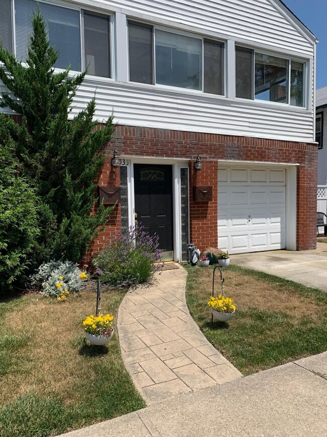 property at 533 E Chester St