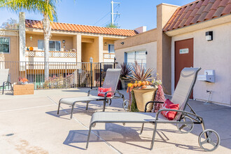 Parklane Apartments in San Diego, CA - Foto de edificio - Building Photo