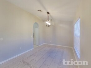 1054 Valentine St in North Port, FL - Foto de edificio - Building Photo