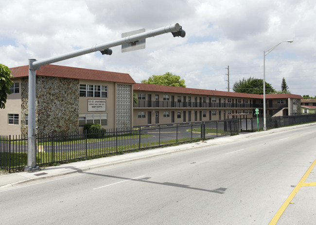 135th Street Apartments in Opa Locka, FL - Foto de edificio - Building Photo