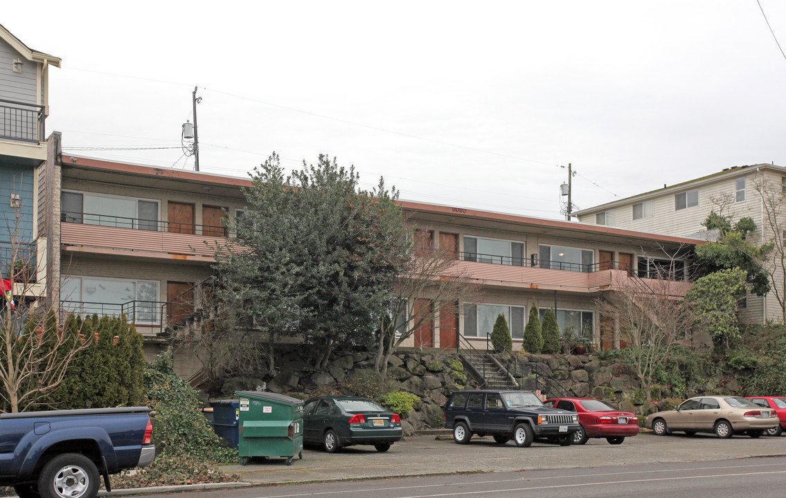 6030 Fauntleroy Way in Seattle, WA - Foto de edificio