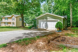 921 Hemingway Rd in Stone Mountain, GA - Building Photo - Building Photo