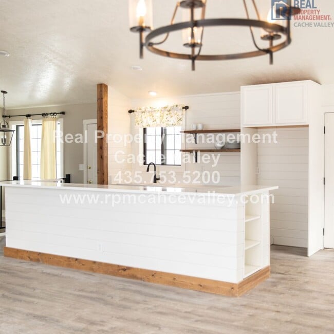 135 Bristol Rd in Logan, UT - Foto de edificio - Building Photo