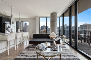 833 N Clark St in Chicago, IL - Building Photo