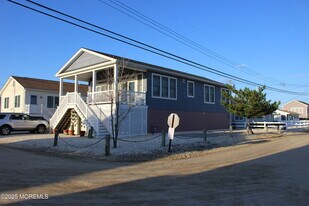 128 W Osprey Way in Lavallette, NJ - Building Photo