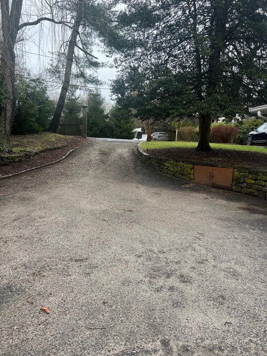 7 Harbor View Rd in Stony Brook, NY - Building Photo