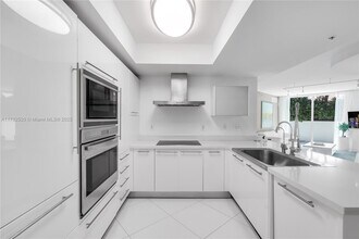 200 Sunny Isles Blvd in Sunny Isles Beach, FL - Building Photo - Building Photo