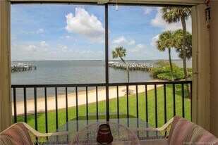 4540 NE Sandpebble Trce in Stuart, FL - Building Photo