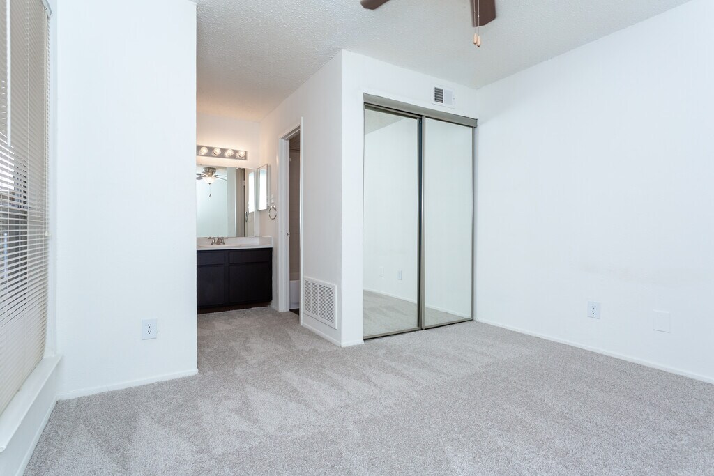 Meadowcrest Apartments in Dallas, TX