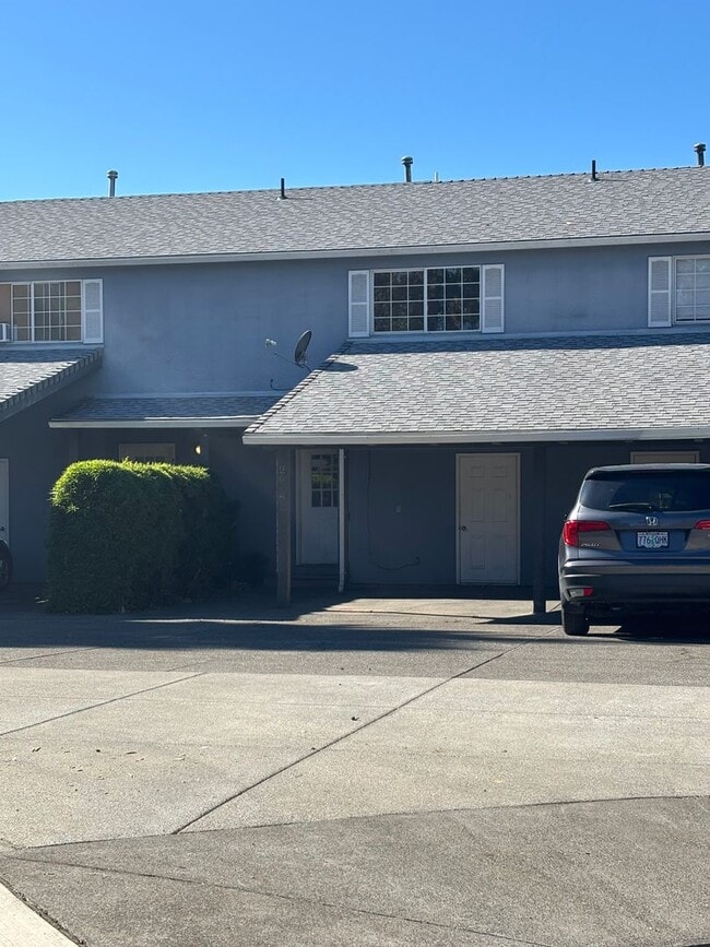 2038 Campus Dr in Medford, OR - Foto de edificio - Building Photo
