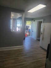 52 Main St, Unit 52 and 1 half Main St Sut in Sutton, MA - Foto de edificio - Building Photo