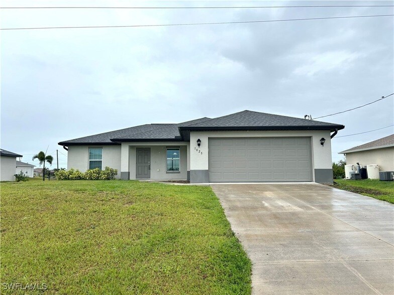 1825 NW 8th Pl in Cape Coral, FL - Building Photo