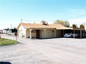 Four Wheel Mobile Home Park in Redmond, OR - Foto de edificio - Building Photo