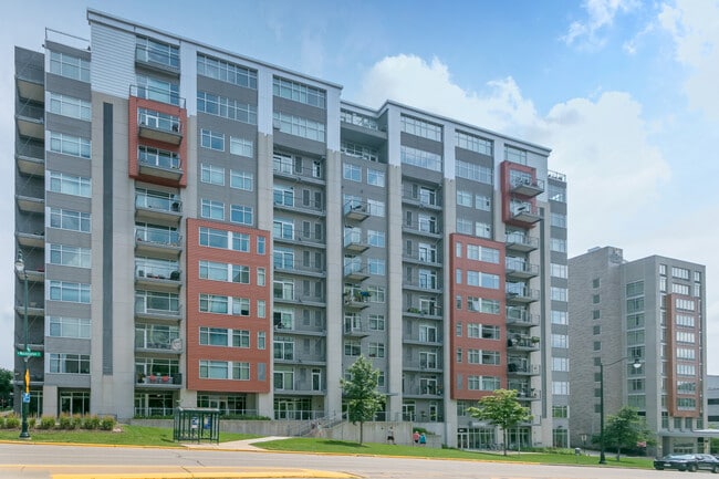 309 W Washington Ave, Unit 401 in Madison, WI - Foto de edificio - Building Photo