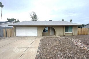 2320 E Holmes Ave in Mesa, AZ - Building Photo